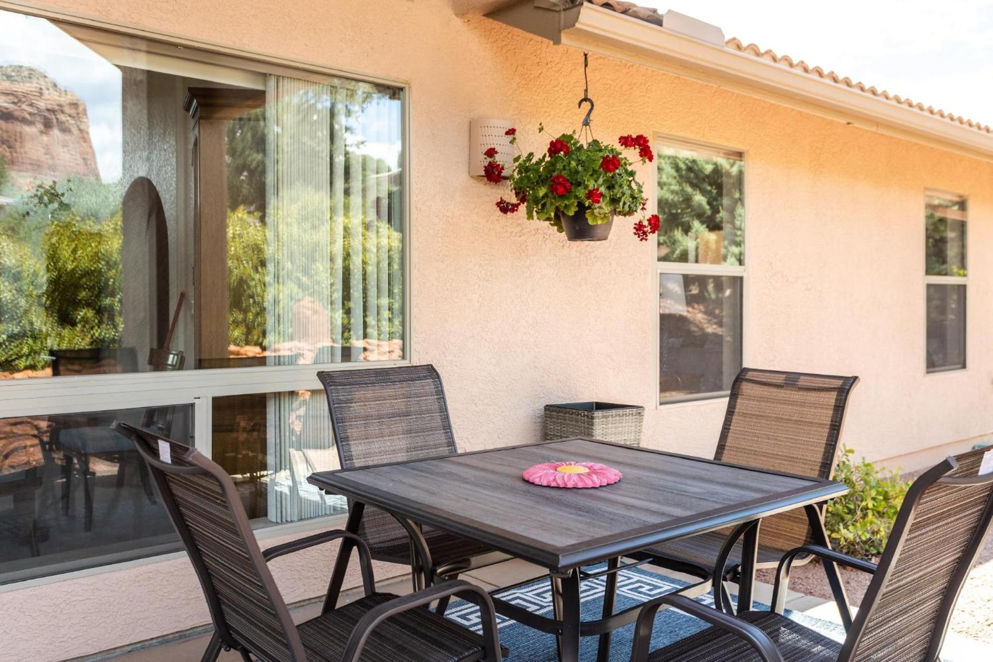Red Rock Vista - Luxe Comfort & Breathtaking Views Holiday home
